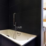 desain kamar mandi Warna hitam yang elegan